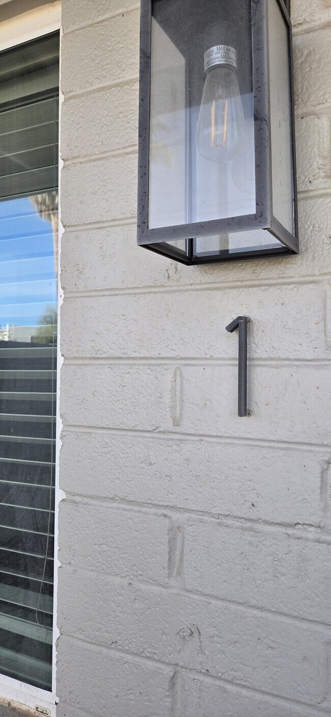 Foto del edificio - Newly Remodeled Single Story 2-Bed 1-Bath Apartment