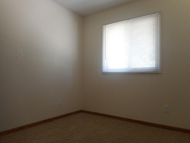 Building Photo - 1210 Robins Rd