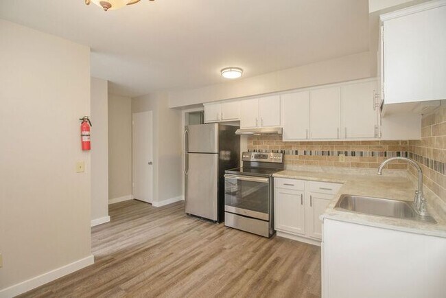 Foto del edificio - COMING SOON 2-Bed/1.5-Bath Townhouse with ...