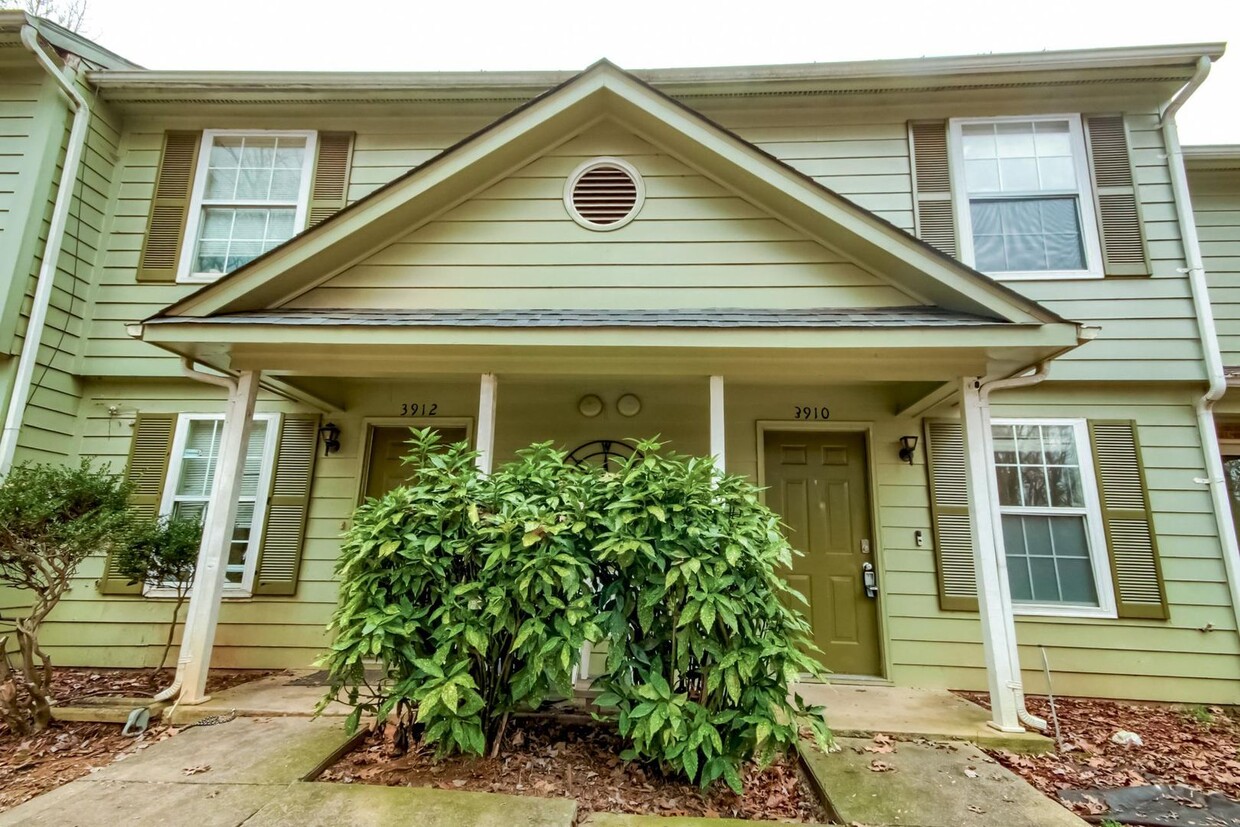 Foto principal - Two Bedroom Townhome in Charlotte!