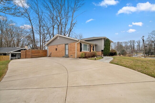 Foto del edificio - "Spacious 5-Bed split level Gem with Finished Basement & Fireplace on Brompton St, West Springfie...