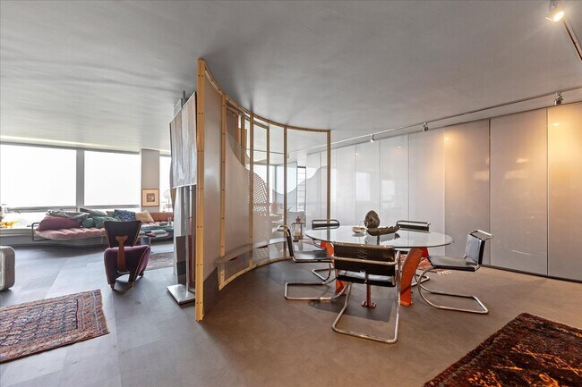 Foto del edificio - 2400 N Lakeview Ave