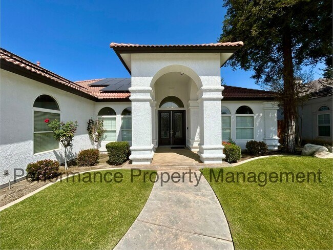 Building Photo - Gorgeous Seven Oaks Home with Entertainers...