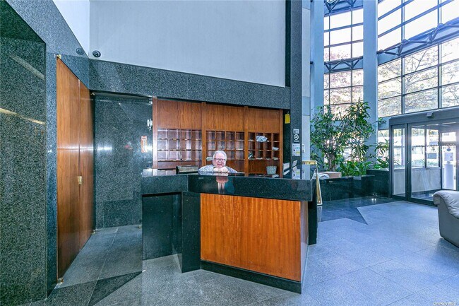 Foto del edificio - 100 Great Neck Rd