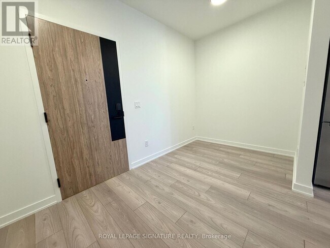 Photo du bâtiment - 1007 The Queensway