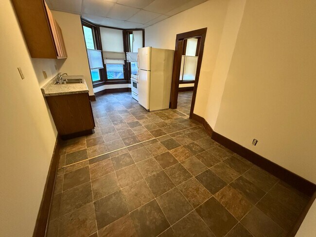 Foto del edificio - Spacious 4-Bedroom Apartment with Main Street Views