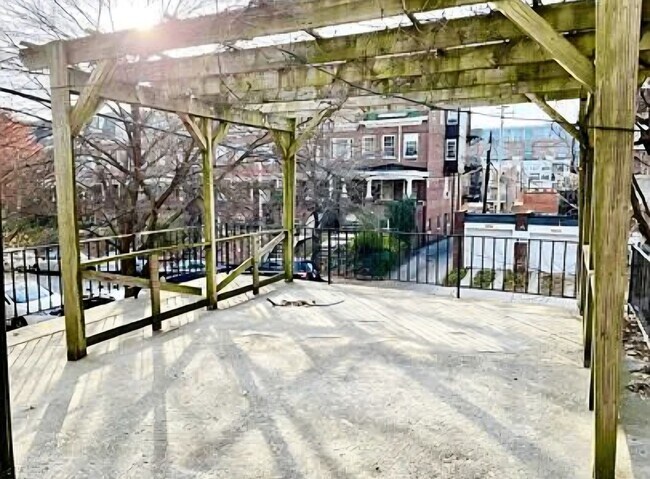 Foto del edificio - 301 E 33rd St