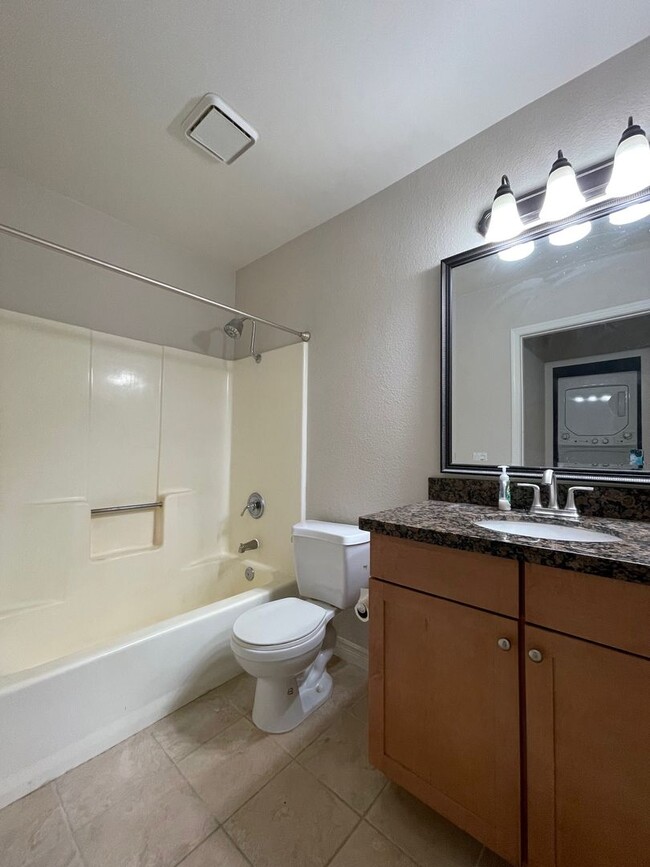 Building Photo - 1 Bedroom-1 Bathroom Single Story Apartmen...