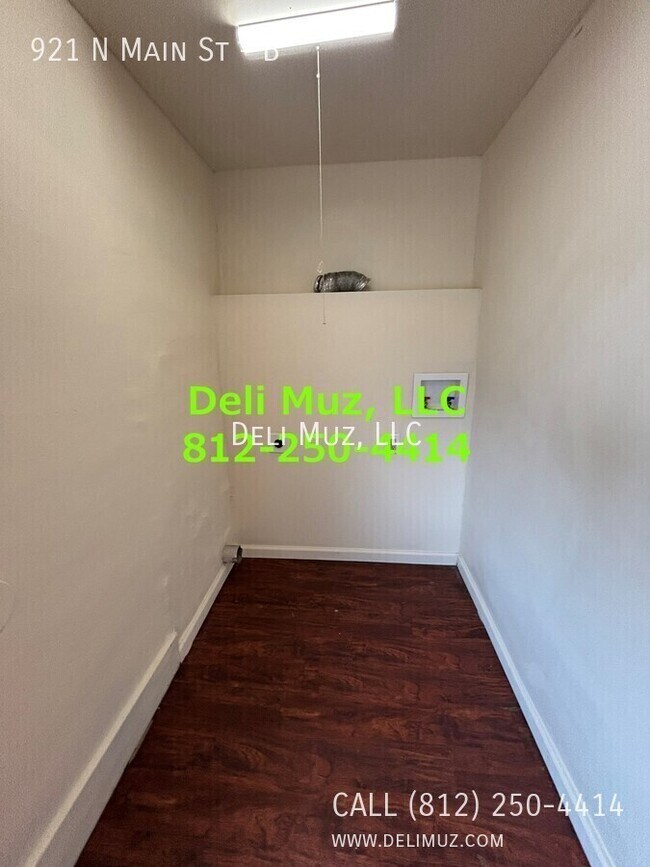 Foto del edificio - 921 N Main St