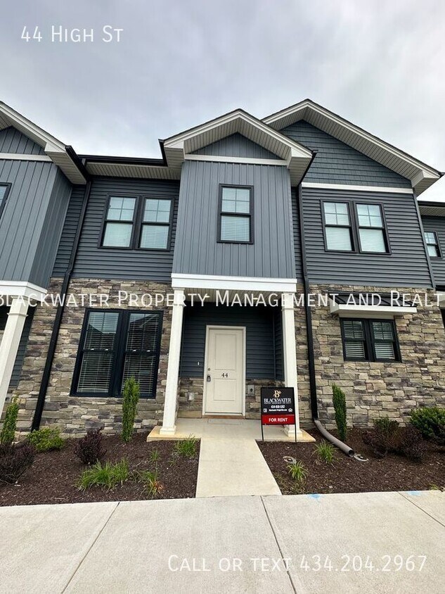 Primary Photo - 2 Bedroom Townhouse in English Commons!