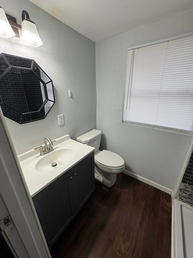 Building Photo - Henry St