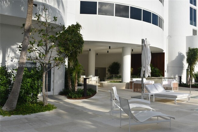 Foto del edificio - 6365 Collins Ave