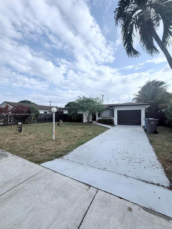 Building Photo - 4240 SW 27th St