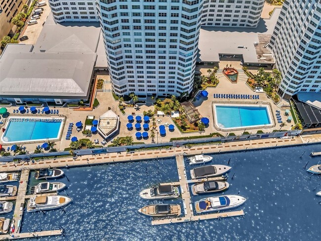 Foto del edificio - 825 Brickell Bay Dr