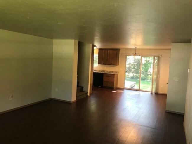 Comedor - 1753 Cormier Rd