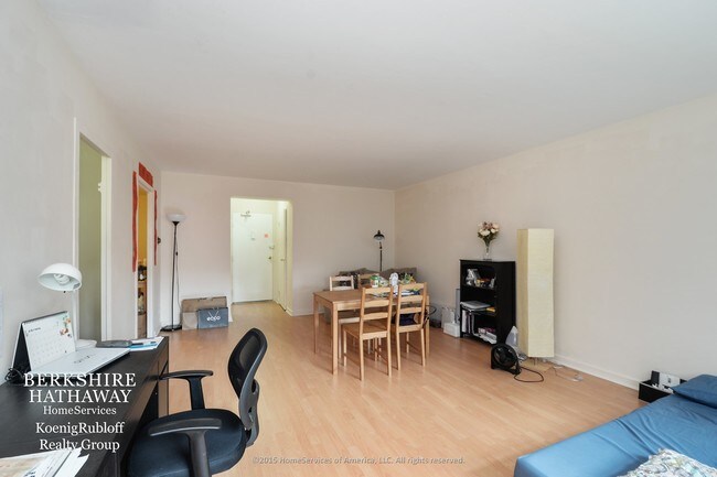 Building Photo - 253 E Delaware Pl