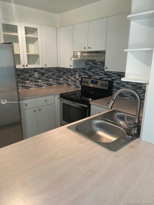 Foto del edificio - 9980 NW 9th St Cir  106 Miami Fl 33172