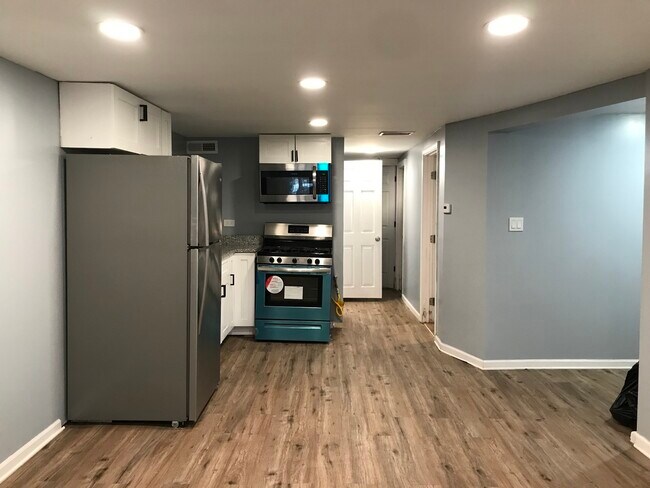 Building Photo - 605 N Monticello Ave