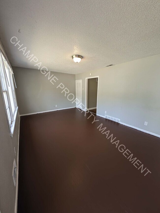 Building Photo - Small Update Single Family Home