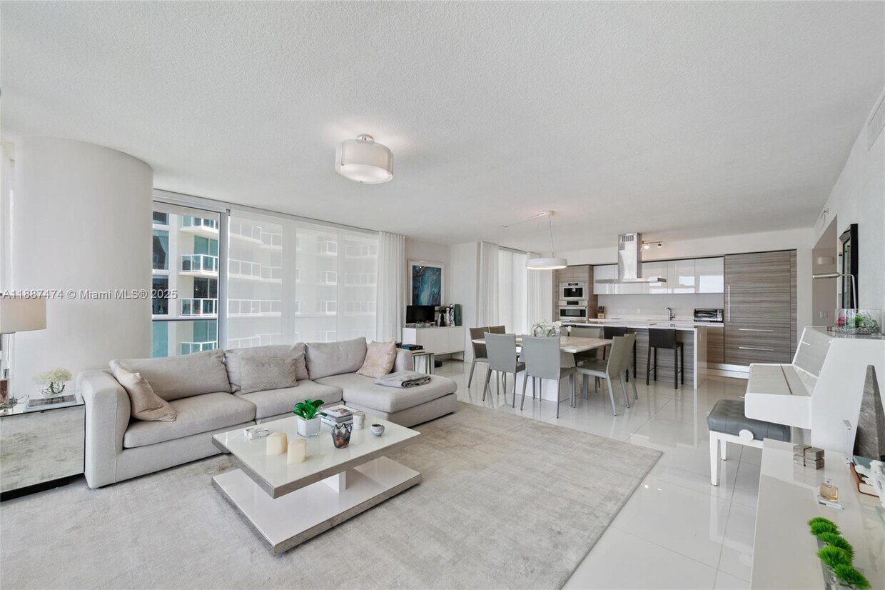 Foto principal - 300 Sunny Isles Blvd