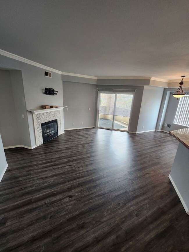 Building Photo - Beautiful Condo