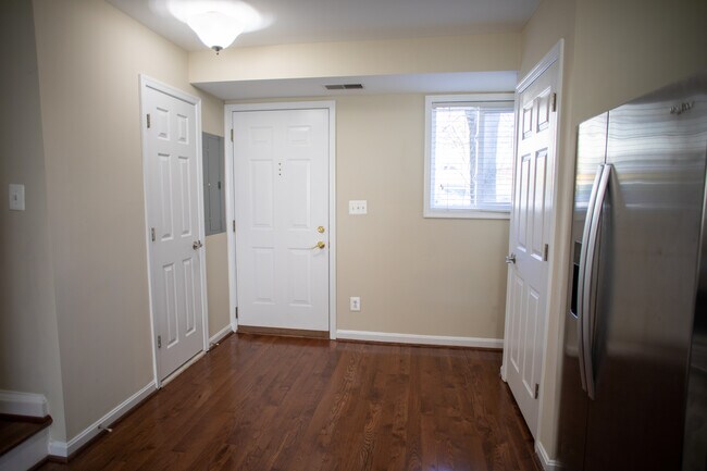Foto del edificio - 1357 N Van Dorn St