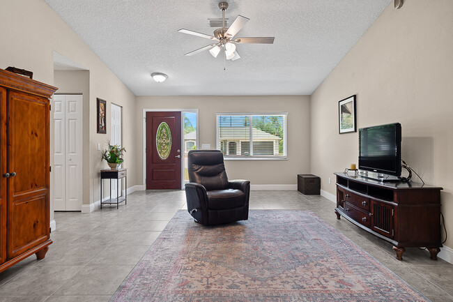 Foto del edificio - 32 Pine Crest Ln