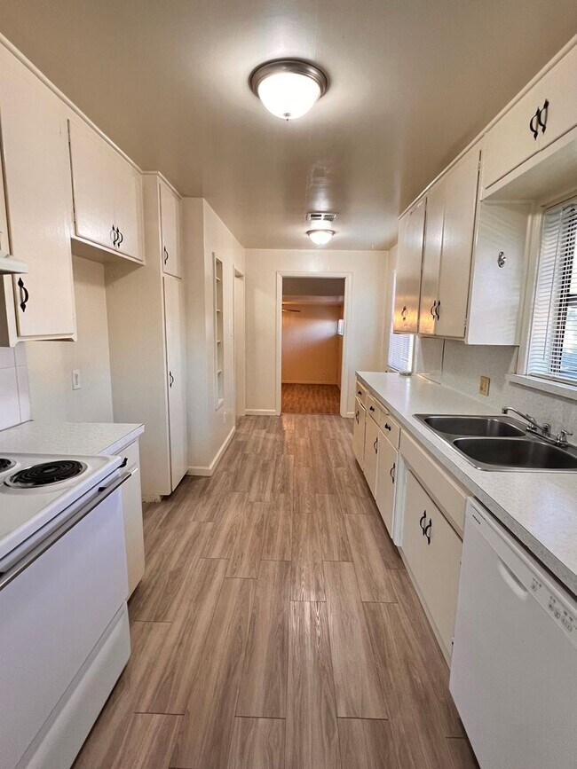 Foto del edificio - Central Bakersfield Home