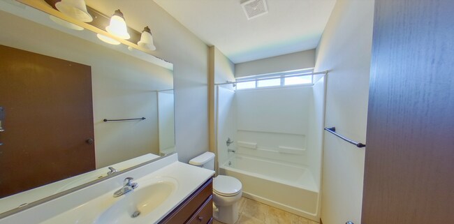 Foto del edificio - 3D Tour Available - Backs up to Lake + Fenced-in Yard + Stainless Steel Appliances! Available Jul...