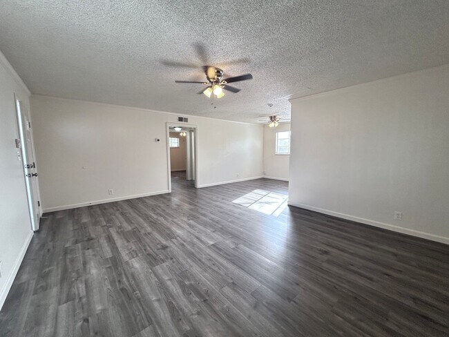 Foto del edificio - Updated Three Bedroom Two Bathroom Home