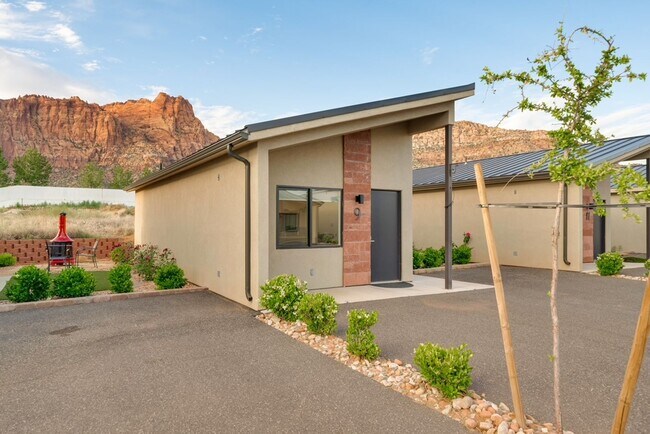 Building Photo - Hilldale Home!