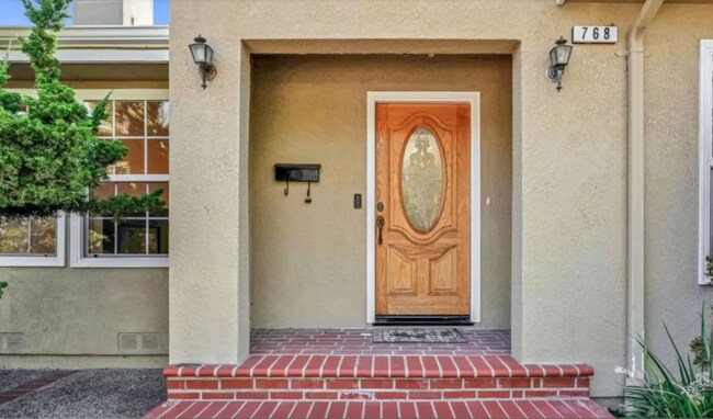 Foto del edificio - Spacious 4 Bed, 4 Bath Executive Home on Peaceful Cul-de-Sac!