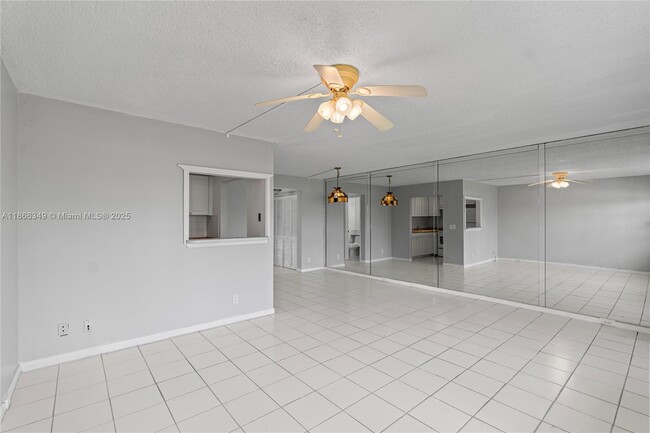 Building Photo - 555 Fanshaw N