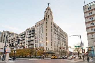 Building Photo - 758 N Larrabee St