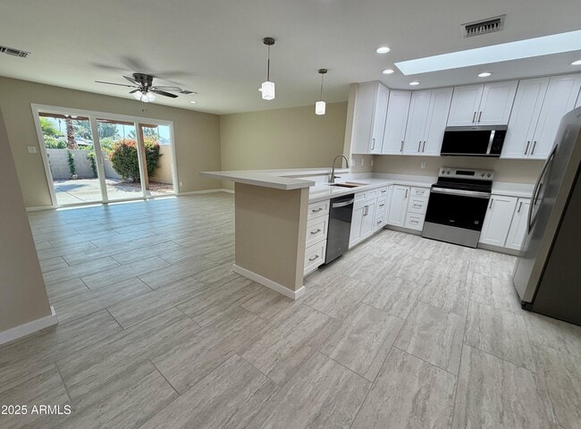 Building Photo - 2535 E Bluefield Ave