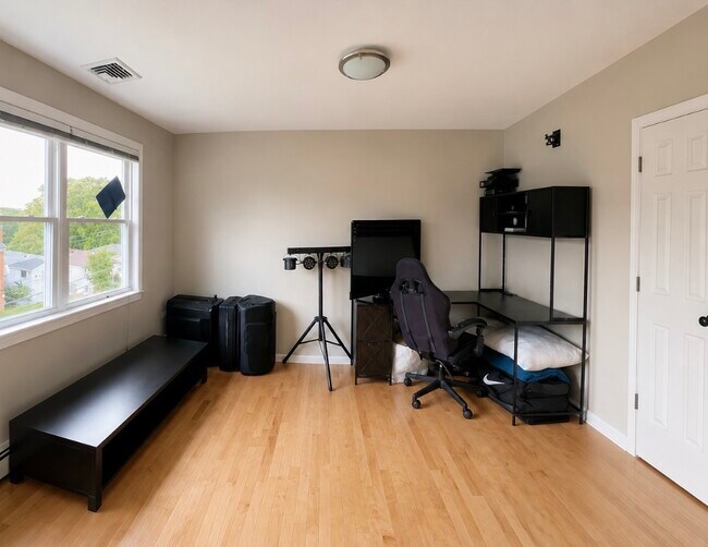 Foto del edificio - 140 College Farm Rd