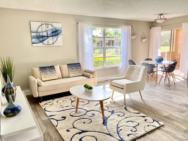 Building Photo - The Landings at Pembroke Lakes