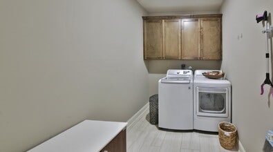 Building Photo - 402 S Chinkapin Dr