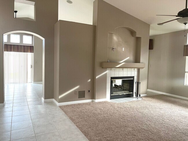 Foto del edificio - 3 Bdrm, 2 Bath Located in Stockdale West w...