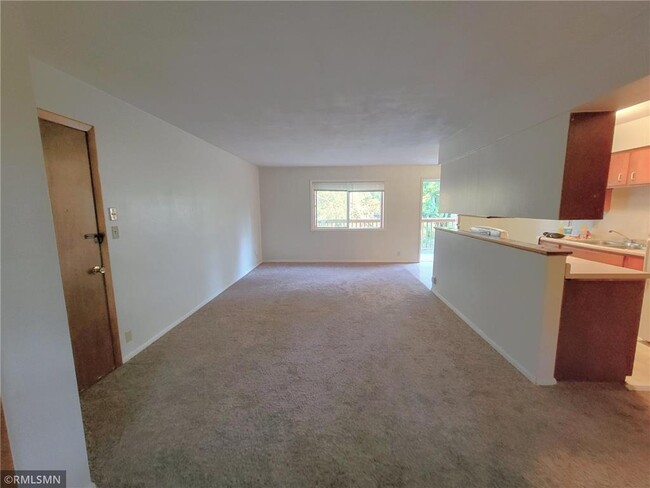 Building Photo - 545 Birchcrest Dr