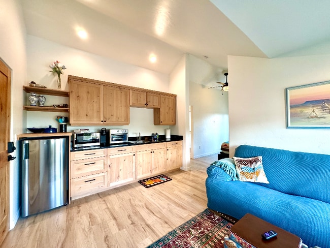 Building Photo - 1120 Holt Dr