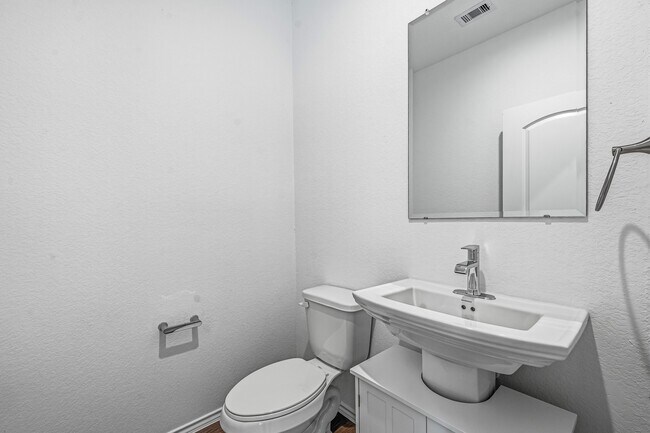 Foto del edificio - 24122 Juniper Hts Dr