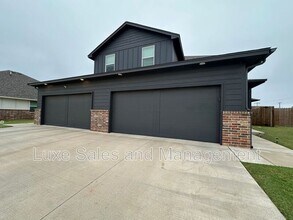 Building Photo - 10516 Utica Dr