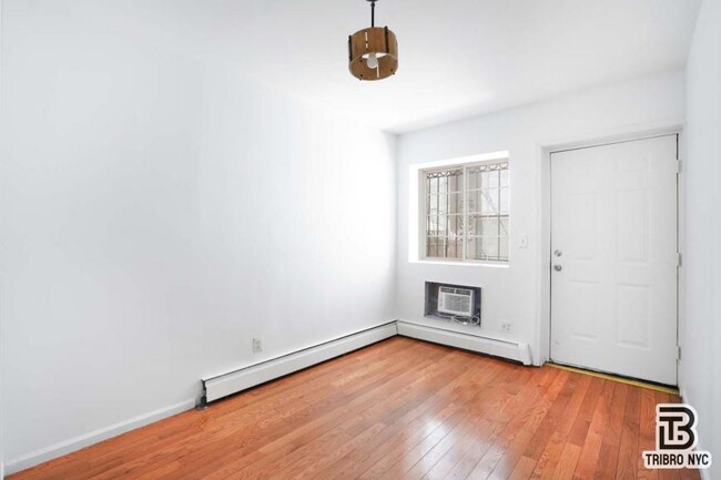 Foto del edificio - 4 bedroom in Brooklyn NY 11207