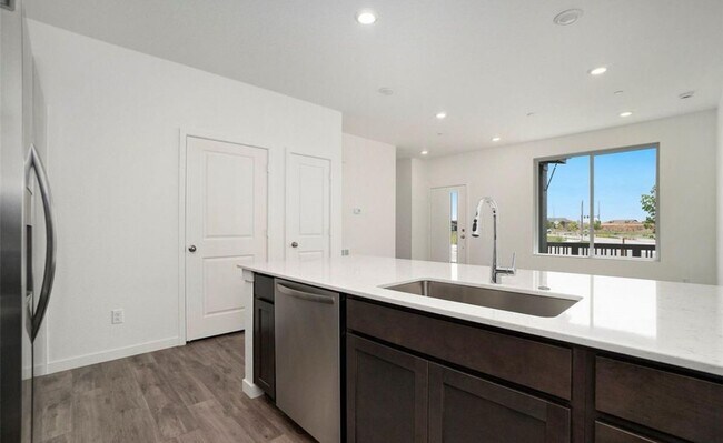 Foto del edificio - Efficient & Modern 2024-Built Townhome | Timnath | Available August 1st