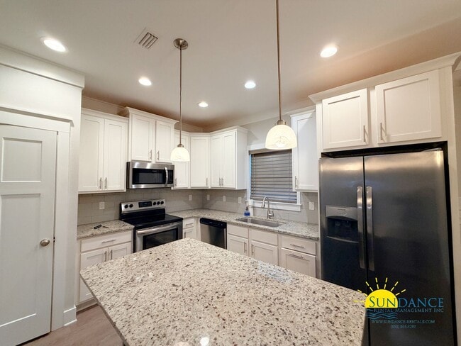 Building Photo - Stunning 3 Bedroom Tuscany Village Townhouse!