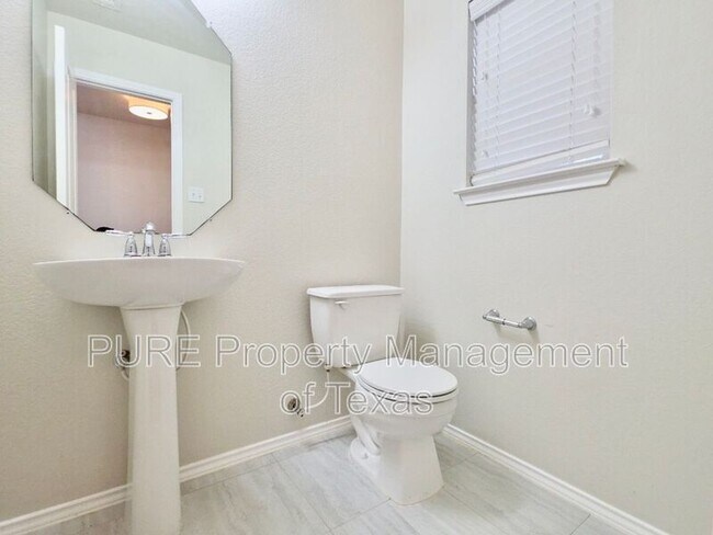 Building Photo - 1704 Sand Hills Dr