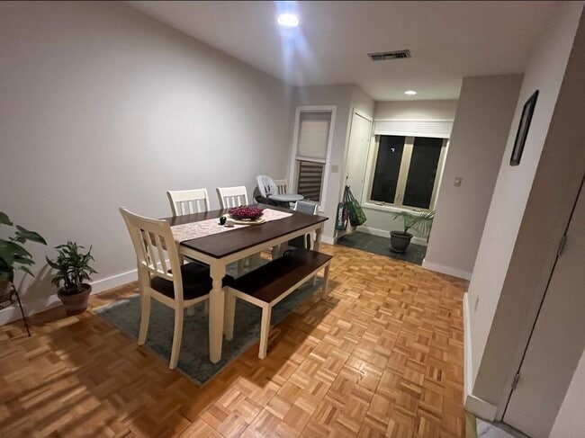 Foto del edificio - 11 Fresh Pond Pl
