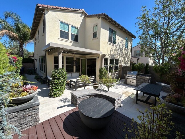 Building Photo - Stunning 3 Bed 2.5 Bath Home with Office in Lake Forest!