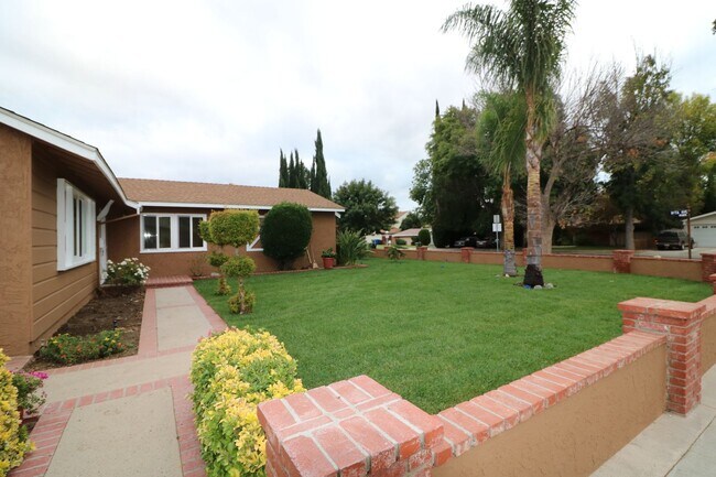 Building Photo - Charming home in West Hills adjacent neighborhood!